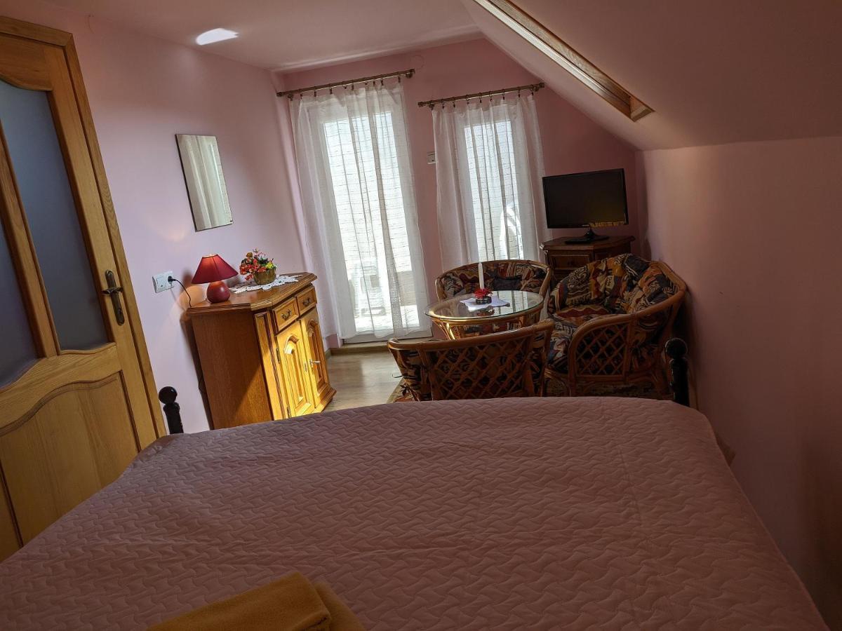Guest House Nika - Cottages And Rooms In The Heart Of Palanga City Center Ngoại thất bức ảnh